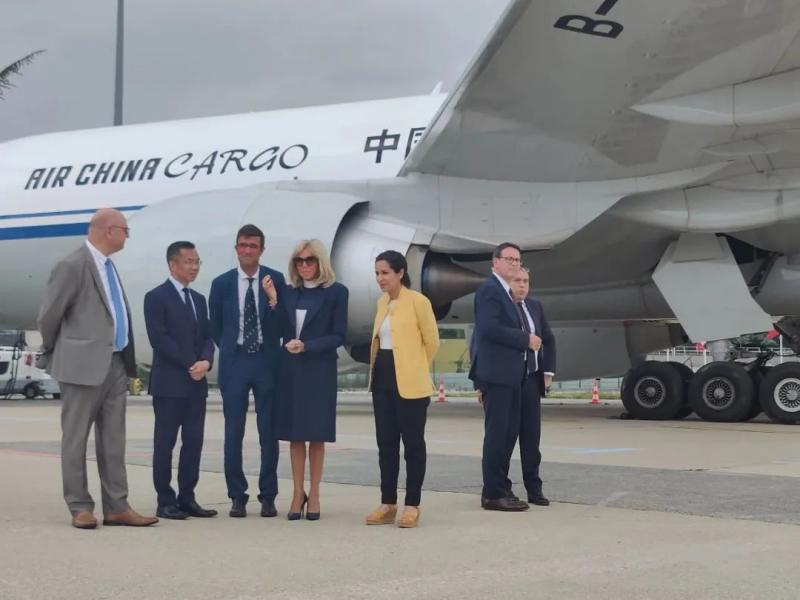 Giant pandas fulfill their dreams and return to their home country, French President's wife sees them off at Bovary Zoo | France | Giant pandas