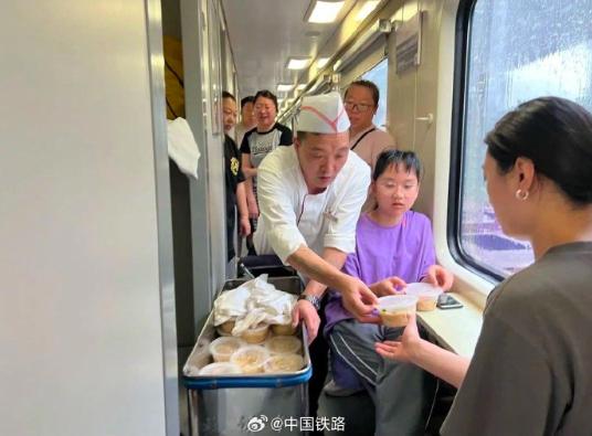 More than 1800 stranded passengers transferred! Some train rescue materials have been changed to air drop, and many trains have been blocked by the rainstorm Beijing Railway Bureau | K1178 | passengers