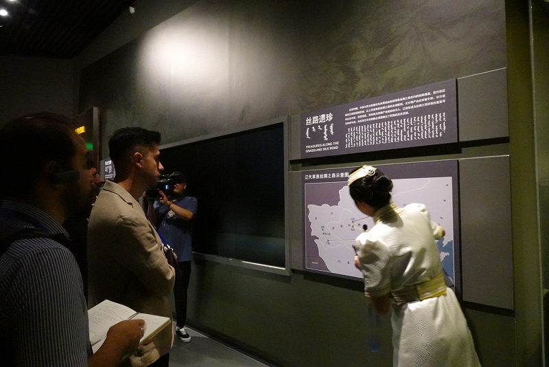 Foreign media personnel check-in at Inner Mongolia Museum to experience the development history of the Chinese nation