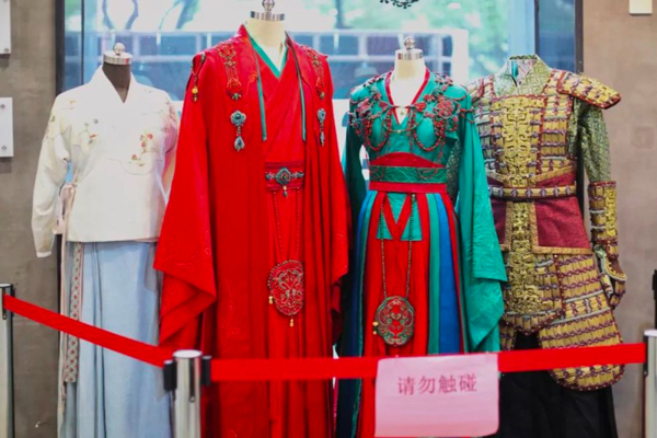 What are the ways behind collecting costumes for movies and TV dramas?, The price of "Phoenix Nine Wedding Drama Costumes" skyrocketed 10 times in 6 years
