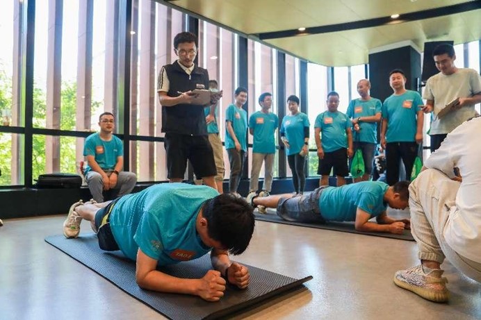 This fitness competition in Baoshan caught the attention of a 64 year old woman who won the championship in 64 minutes with a tablet support, welcoming National Fitness Day City | Shanghai | Tablet