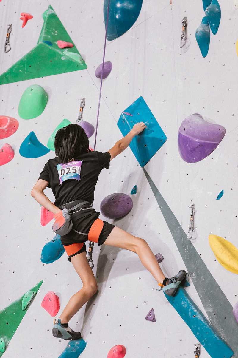 Teenagers become the main force of summer sports, including rock climbing arenas, football fields, and football