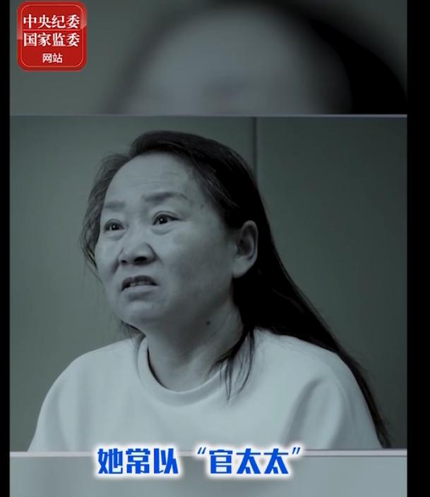 Take the money and dump it on the traffic police. The Central Commission for Discipline Inspection will report and call again! Former Vice Mayor's Wife Becomes a Habit of Hitting People in the Ear Report | Huang Jizong | Hitting People