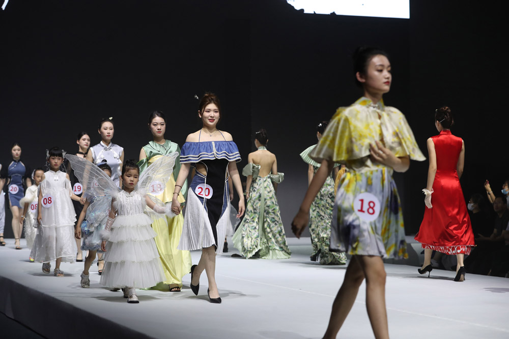 A series of ingenious qipao ready-made clothing works have made stunning appearances... Minhang holds a textile industry clothing design competition for school enterprises, employees, and clothing design