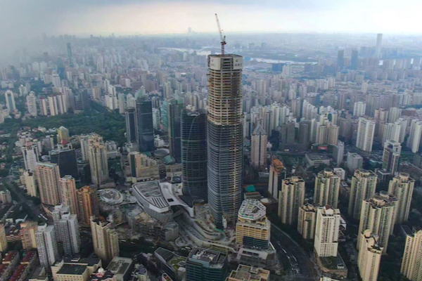 Creating multiple "firsts" in the construction of super high-rise buildings in Shanghai, with the 370-meter office building structure of Xujiahui Center capped