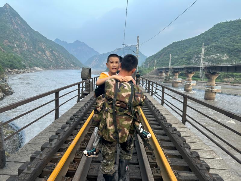 "Let's Go Home" - The last batch of stranded passengers on the Beijing Fengsha Railway were transported and heard of, "Traveling to Beijing | Xie Han | Mentougou District | Passengers"