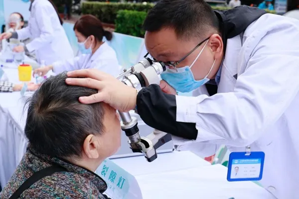 These elderly people experienced "eye SPA" for the first time before the Double Ninth Festival