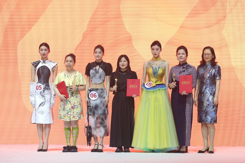 A series of ingenious qipao ready-made clothing works have made stunning appearances... Minhang holds a textile industry clothing design competition for school enterprises, employees, and clothing design