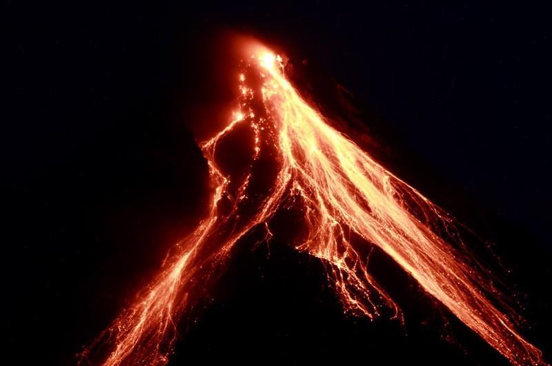 More than 20000 people evacuated, and hot lava flowed down the mountain! Persistent volcanic activity in Mount Mayon, Philippines | Mayon | Volcanic activity
