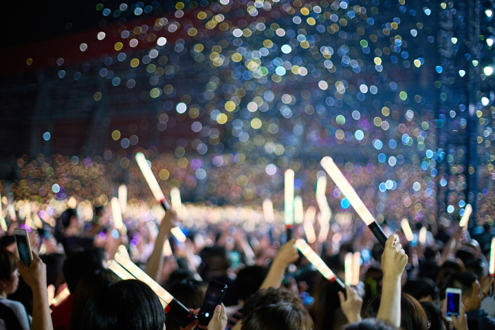 Is it really easy to earn money from fans?, A fluorescent stick sells for 140 yuan at a celebrity concert on Mayday | Culture | Concert | Surroundings | Idols | Fluorescent sticks | Fans | Support