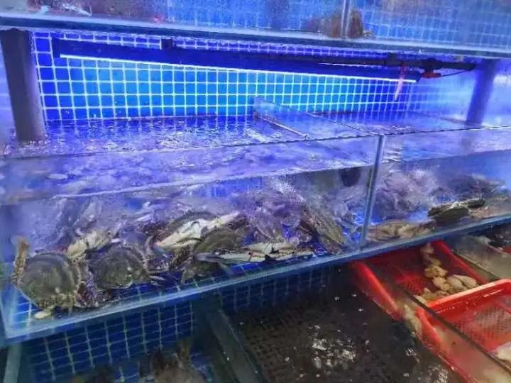 Some people force themselves not to buy: they still have to fall, snatch up a batch, and halve the price of swimming crabs! Here in Zhejiang, a batch of stalls | aquatic products | a batch