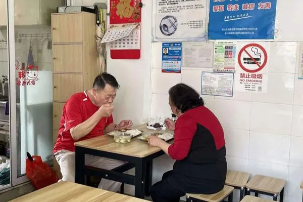 个体面馆每天中午变身公益助餐点,上海这个街道探索“11”助餐新模式