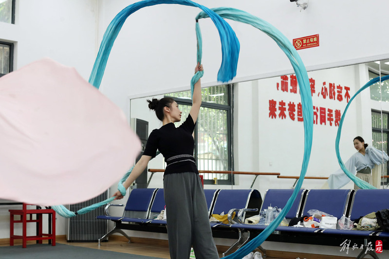 "That's the happiness of opera actors," said the young actor. "Every day there is progress, and during the dog days, the Yue Opera Theater | Shanghai | Actors