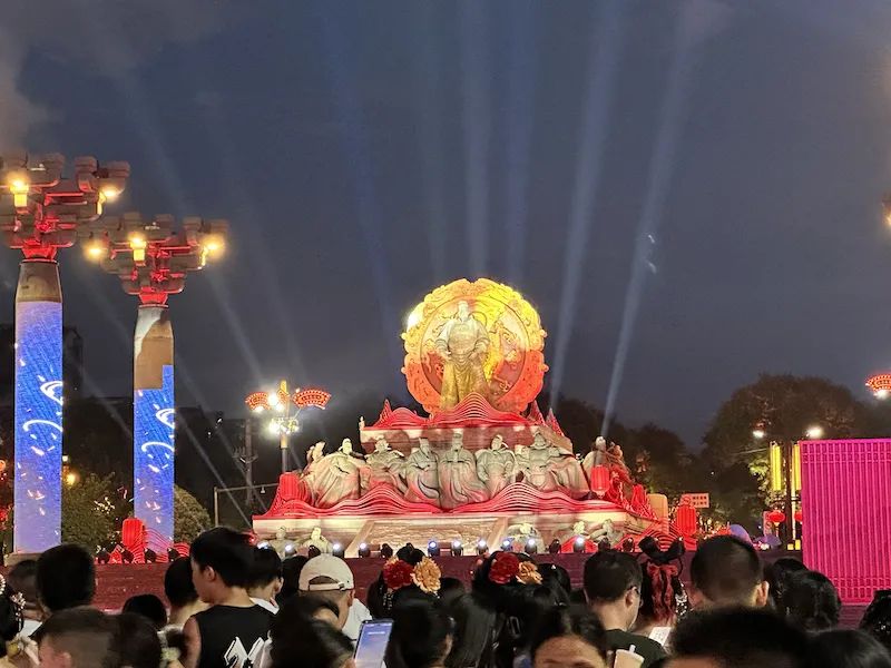 Xi'an's cultural and tourism industry does not rely on TFBOYS. The overnight audience of "Song of Everlasting Sorrow" is 7500 people, and the daily passenger flow of the Tang Dynasty Never Nights City is 300000. Huaqing Palace | Project | Tang Dynasty