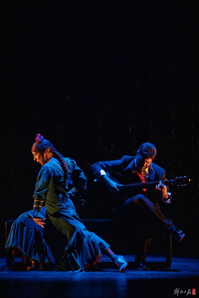 This Spanish male dancer knelt down affectionately on the Shanghai stage, putting on a skirt