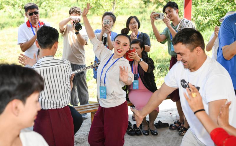 Displaying Colorful Silk Road Culture and Promoting Cultural Exchange and Mutual Learning - Observing Opera at the Xinjiang International Ethnic Dance Festival in China | Performers of the Dawn Song and Dance Troupe in Saratov Oblast, Russia | Dance Festival