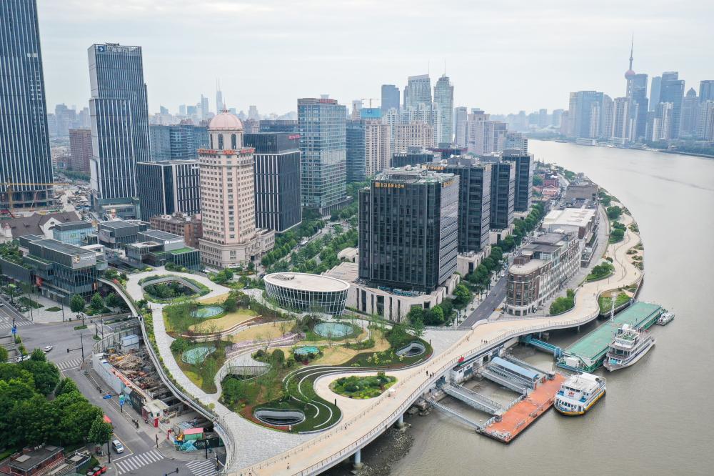 The night view is even more charming, becoming a new scenery along the Bund. The "most beautiful pedestrian overpass in Shanghai" can pass through the Flower Bridge | Bund | New Scenery