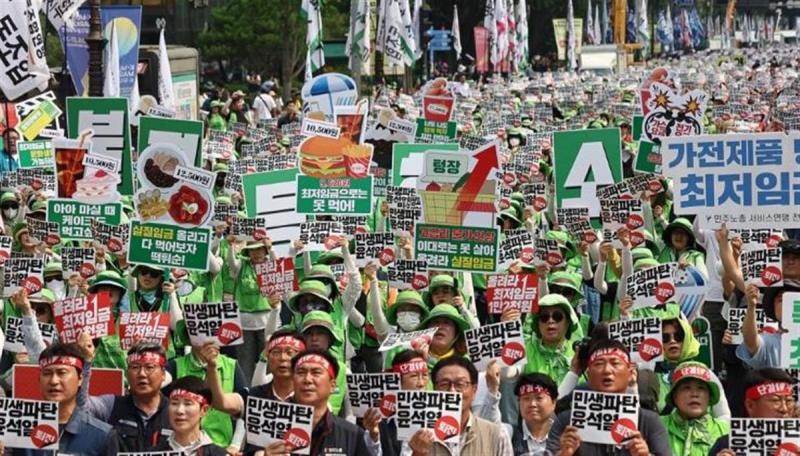 抗议日本核污水排海,要求上调最低工资,“尹锡悦政权下台！”韩国40万工人开始罢工两周劳动组合|罢工|工人