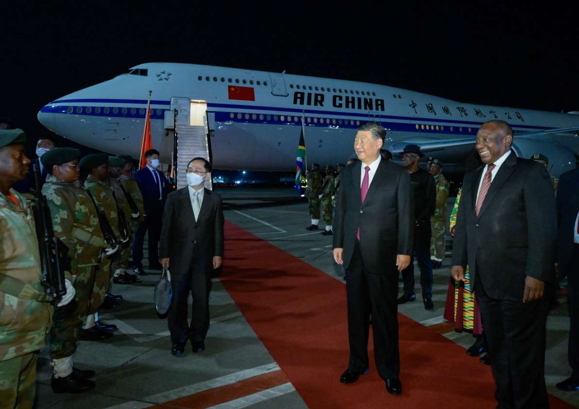 高清大图｜习主席抵达南非拉马福萨总统亲赴机场迎接国家|主席|总统