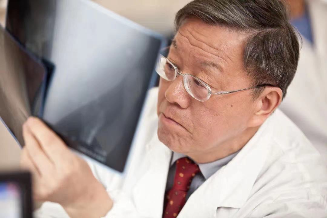 Chinese medicine master Shi Qi innovatively explores the "treasure of traditional Chinese medicine" to relieve the pain of the people. Despite his 60th anniversary in the medical profession, he still adheres to clinical consultation and treatment | muscles and bones | traditional Chinese medicine