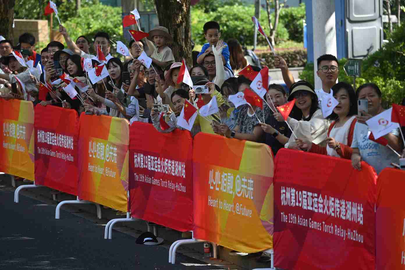 Looking at the Asian Games Torch Relay in Zhejiang | "Fireworks"\