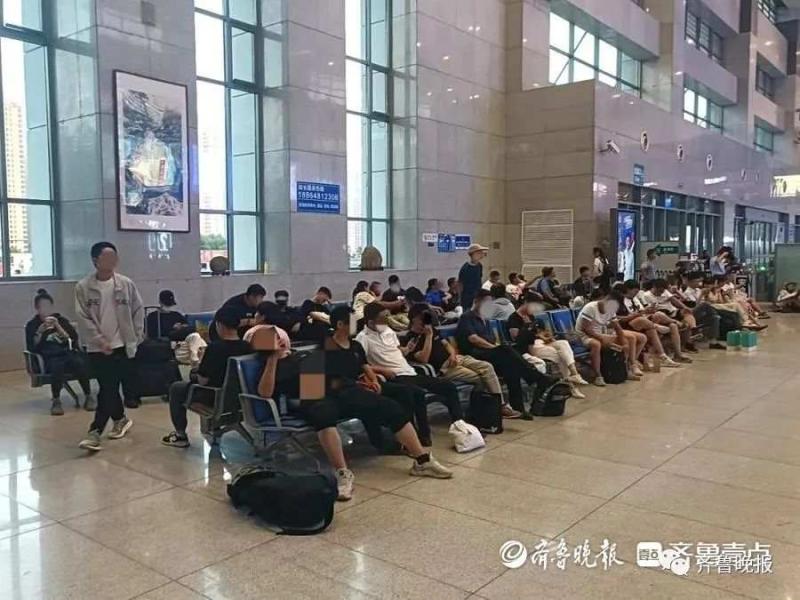 About 90% of massage chairs at Tai'an High Speed Rail Station! Too few regular seats, tourists often sit on the ground and take high-speed trains | Passengers | Tai'an