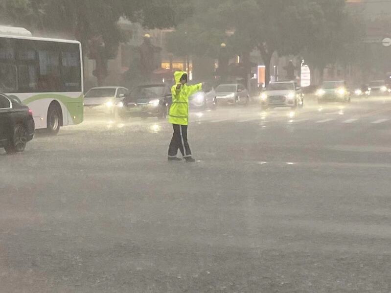 下班开车注意安全！,上海部分路段已积水,晚高峰遇暴雨信号。记者|路段|晚高峰