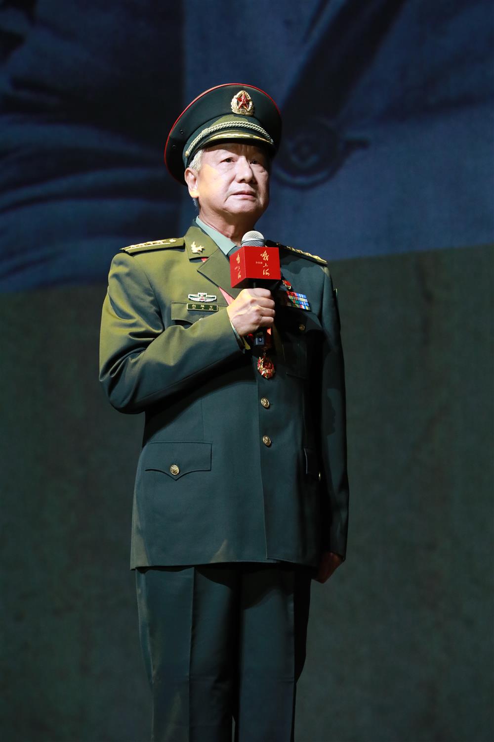 74 years later, Hu Wenjie was born 22 days after his father's sacrifice, telling the story of the "Battle of Shanghai" for a literary and artistic party class