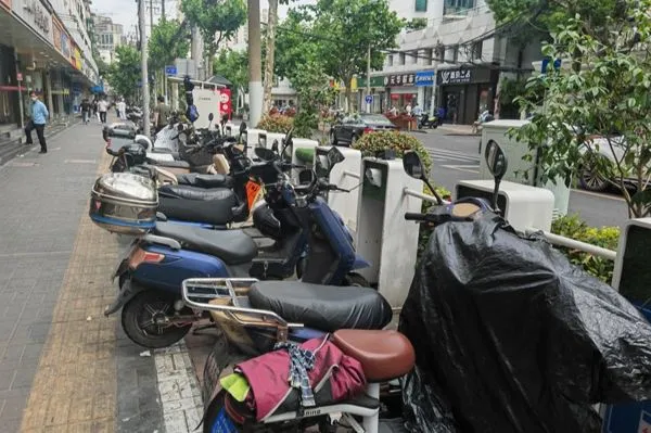 The property was alerted immediately! Communities such as Jing'an have solved the problem of difficult management and charging of battery vehicles. Residents carry batteries into their homes to charge.