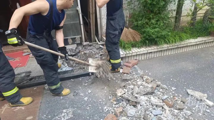 消防员挖了两个半小时发现…,烫脚！杭州一居民家门口地面竟有80℃居民|地面|消防员