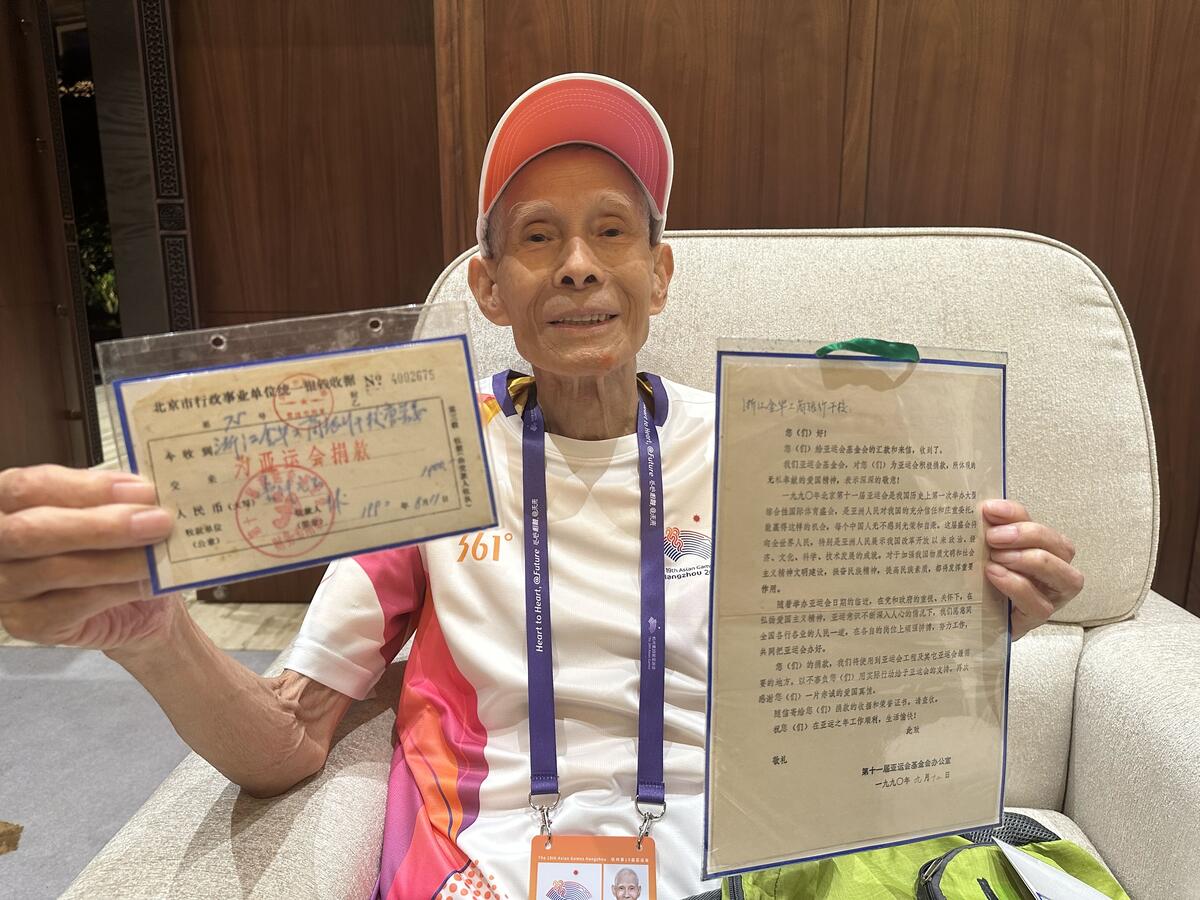 Passing on the torch | "I can run like everyone else" -85 year old "Grandpa Lei Feng"'s Asian Games complex