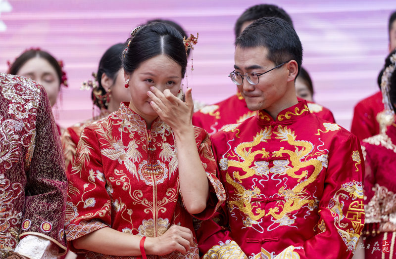 This "new couple" welcomed a "late" wedding at the Rose Wedding Ceremony