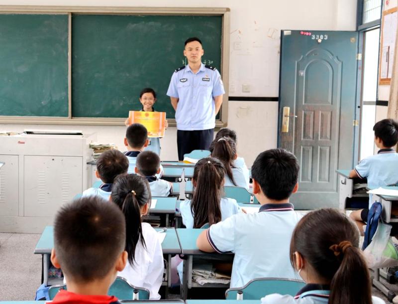 “撑伞女孩”找到了！民警到校颁奖女孩|老人|撑伞