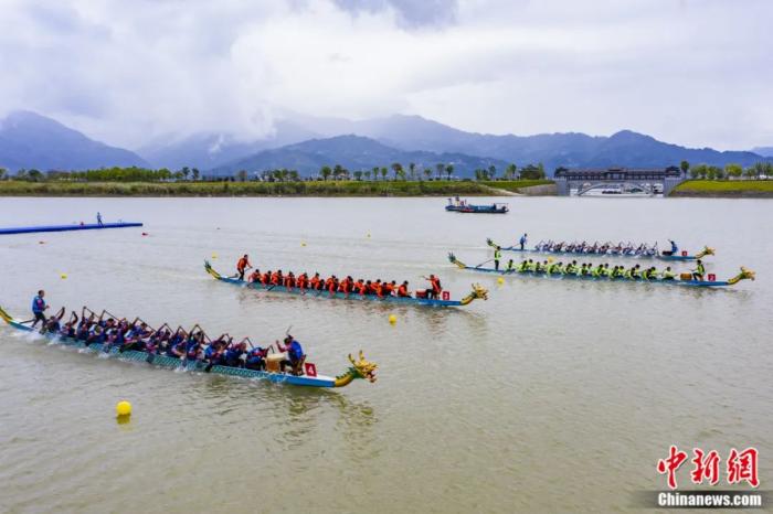 East West | Zheng Chengzhi: Why is China's dragon boat movement popular all over the world? Sports | Dragon Boat | Zheng Chengzhi