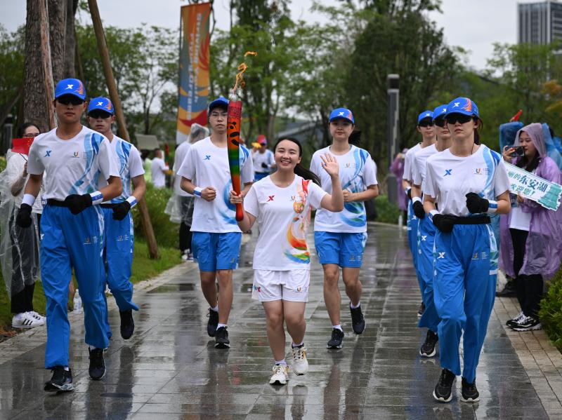 Chasing the Light | Chasing the Light of Youth! A Comprehensive Review of the Torch Relay at the Chengdu Universiade Torchbearer | Torch | Universiade