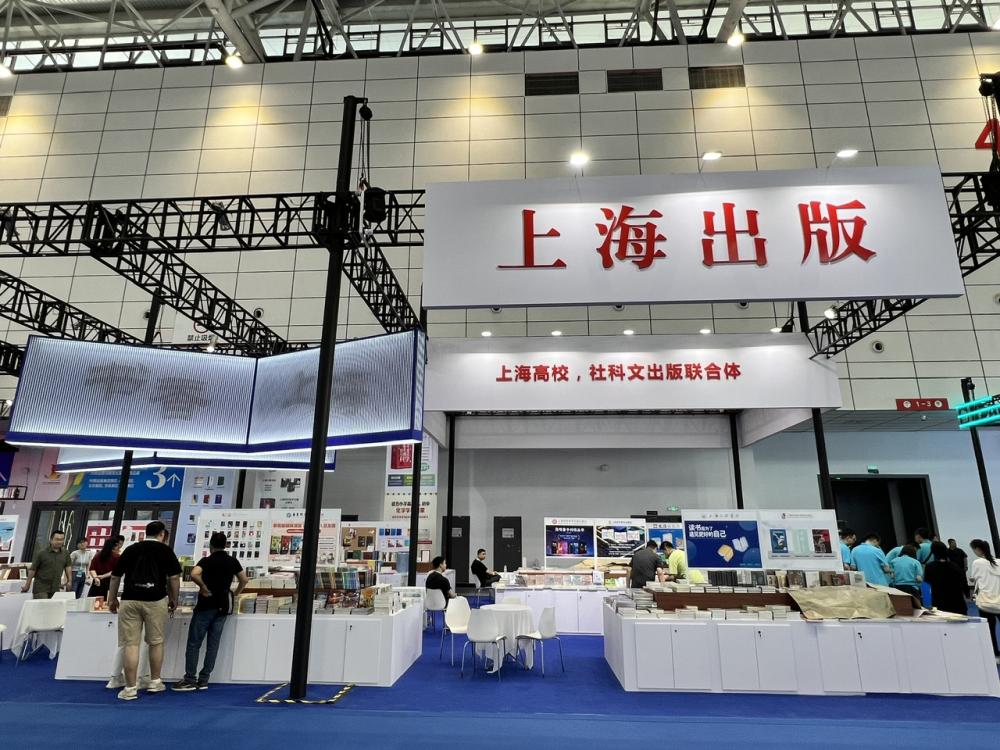 The Shanghai delegation made an appearance at the National Book Trading Expo, featuring books, exhibitions, and coffee socialism | exhibition area | books
