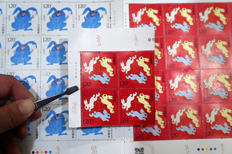 Leave behind the last "Blue Rabbit" zodiac stamp, which was once a "Shanghai float". Huang Yongyu passed away at the age of 99 and received it | Magazine | Huang Yongyu
