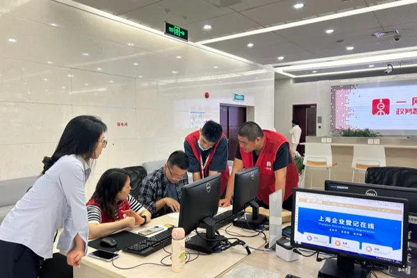 The average waiting time has been shortened to 30 minutes... Fengxian Government Affairs Center is working at full capacity to serve enterprises, and the number of applications has doubled.