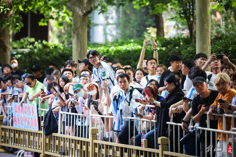 The fans stood at the hotel entrance for five or six hours, just to catch a glimpse of Messi. The fans gathered at the hotel