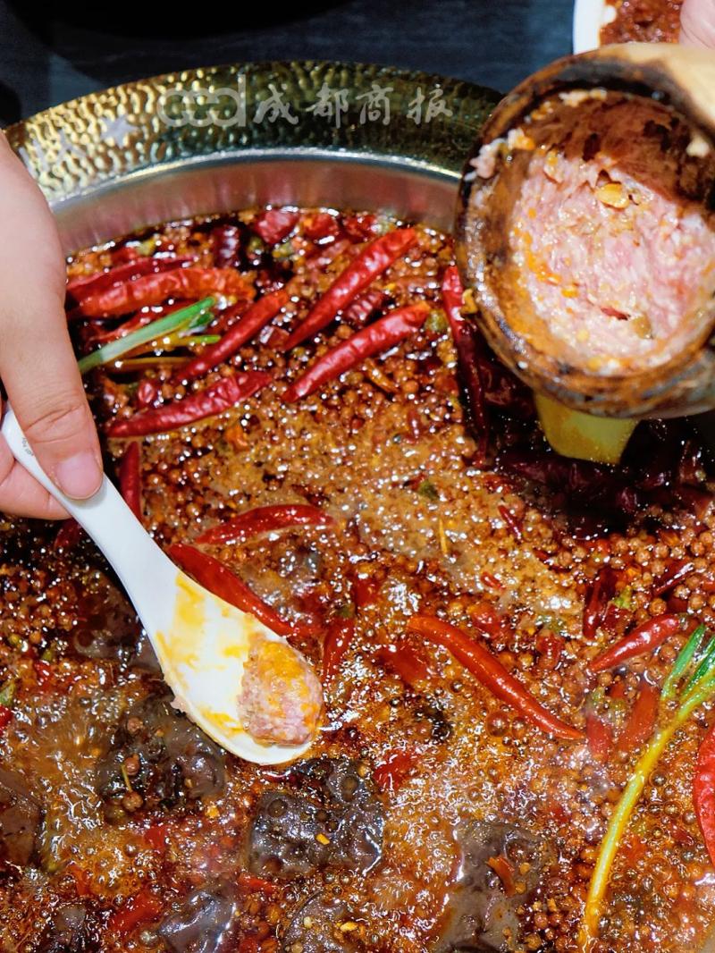 Chengdu man suddenly vomited blood! Doctor's Urgent Reminder: Entering a High Incidence Period, Eating Hot Pot on the Dining Table | Too Many | Chengdu
