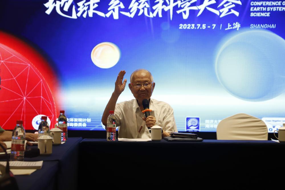 Is it suitable for scientists to do science popularization? How can cutting-edge achievements be popularized to the public? They talked about popular science research, academicians, and achievements at the scientific conference