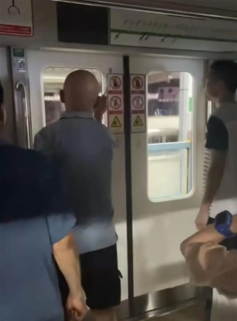 Passengers trapped in carriages for 40 minutes and smashed glass, Chongqing Rail Transit experienced 3 consecutive broken glass incidents in 10 days | Line 2 | Passengers