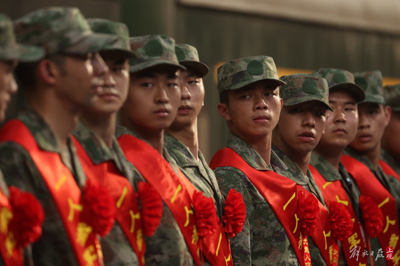 Shanghai's new recruits rush to the border areas
