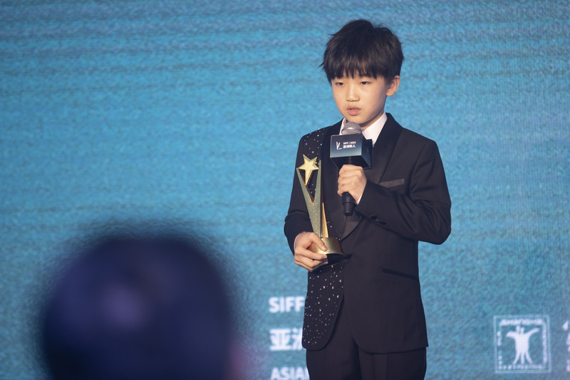 Yiyang Qianxi and Song Jia presented the Golden Jubilee Award for Asian newcomers on the stage, and the Uzbek film "Sunday" became the top director | Film | Song Jia