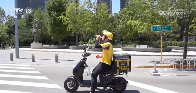 Delivery delivery guy shuttles through the streets and alleys under the scorching sun, taking various measures and holding up a "protective umbrella" in Beijing | Express | The scorching sun