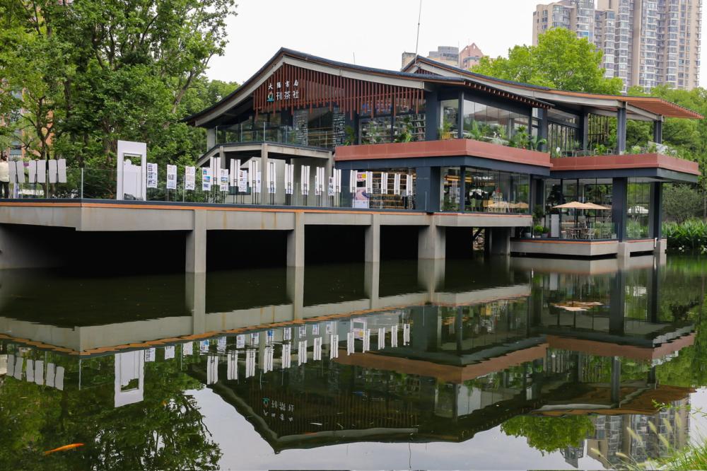 The first in China! This park in Shanghai welcomes a "treasure" journal themed bookstore, bookstore, and theme