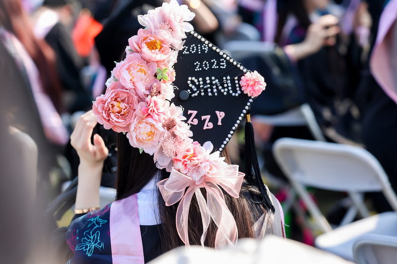 What gift is left for the younger students in the dormitory where everyone "goes ashore"?, More than 200000 people watch live broadcasts, and more than 8000 people graduate from their alma mater | graduates | junior students