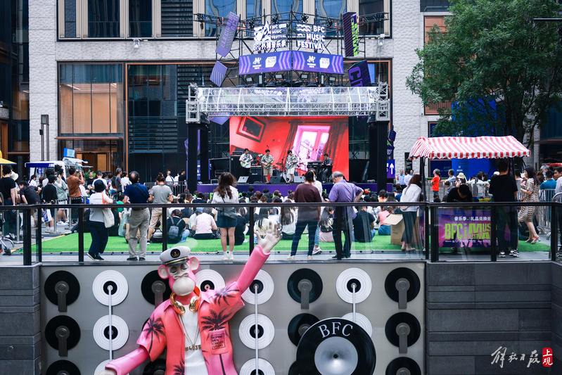 People enjoy the Dragon Boat Festival holiday with parent-child time and rhythmic music, and the May 5th Shopping Festival is full of popularity in shopping malls. Music | The Bund | Popularity