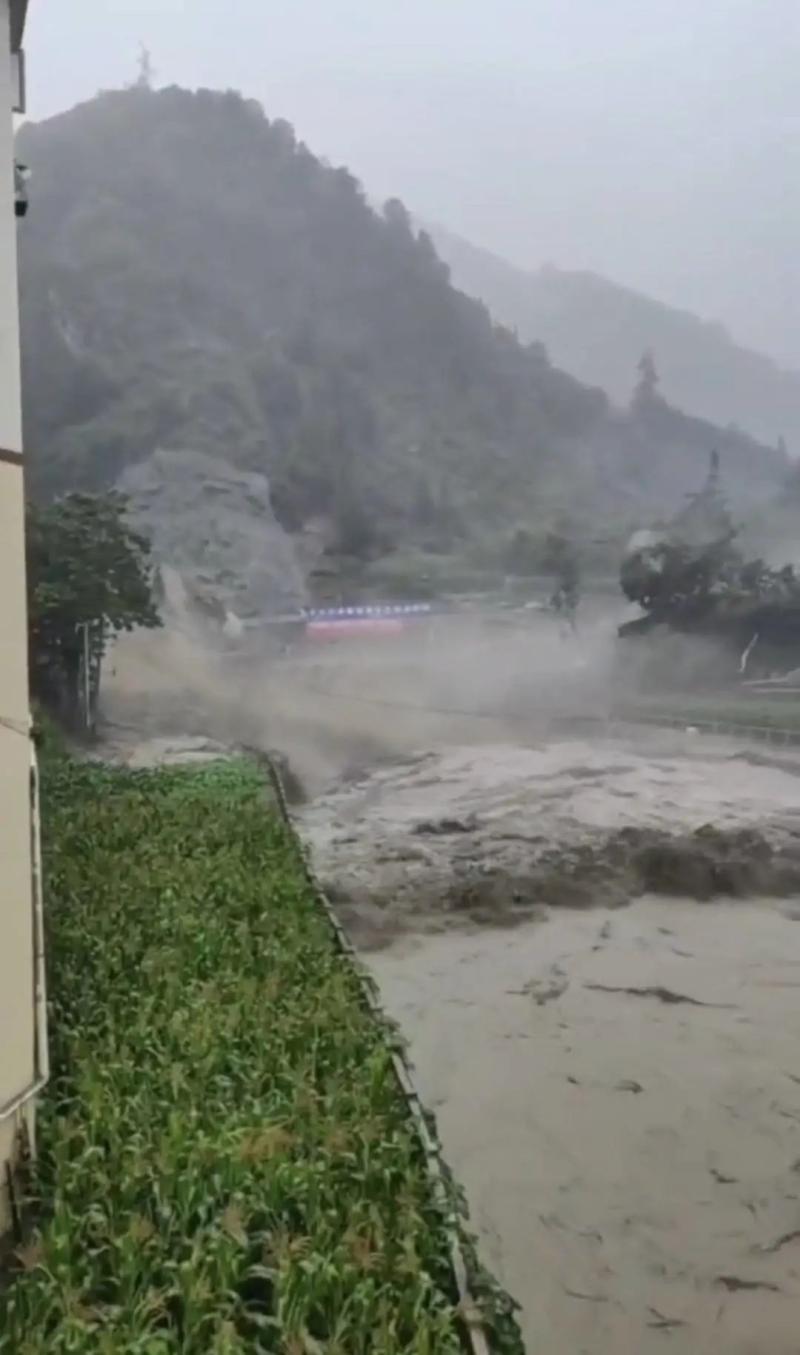 A sudden flash flood and mudslide occurred in Wulong, Baoxing, Sichuan! Rescue | Zone | Baoxing Wulong, Sichuan