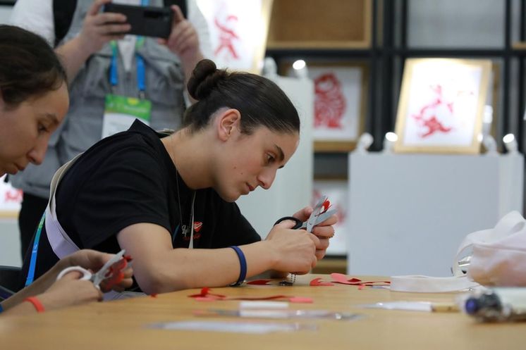 Observation of the Universiade | Foreign Athletes Experience the Intangible Cultural Heritage Tradition of Walking Fingertips Here | China | Universiade